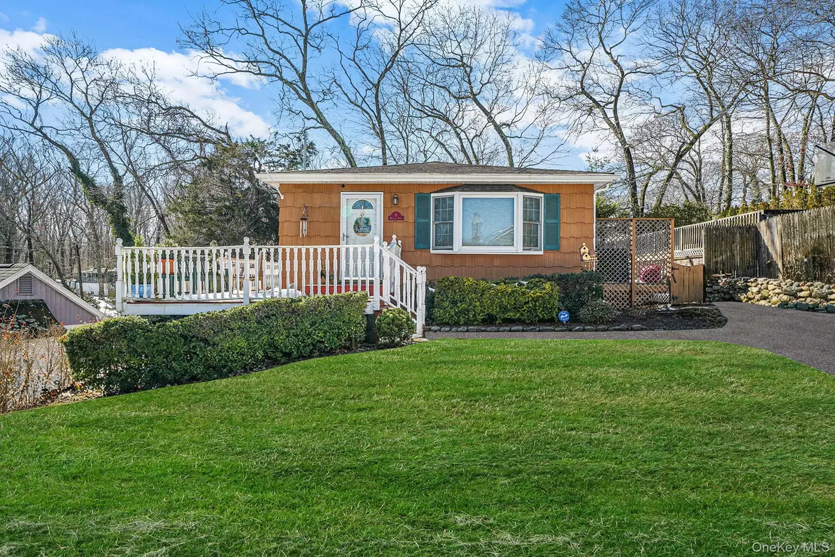 6 Hillside RD, Sound Beach, NY 11789