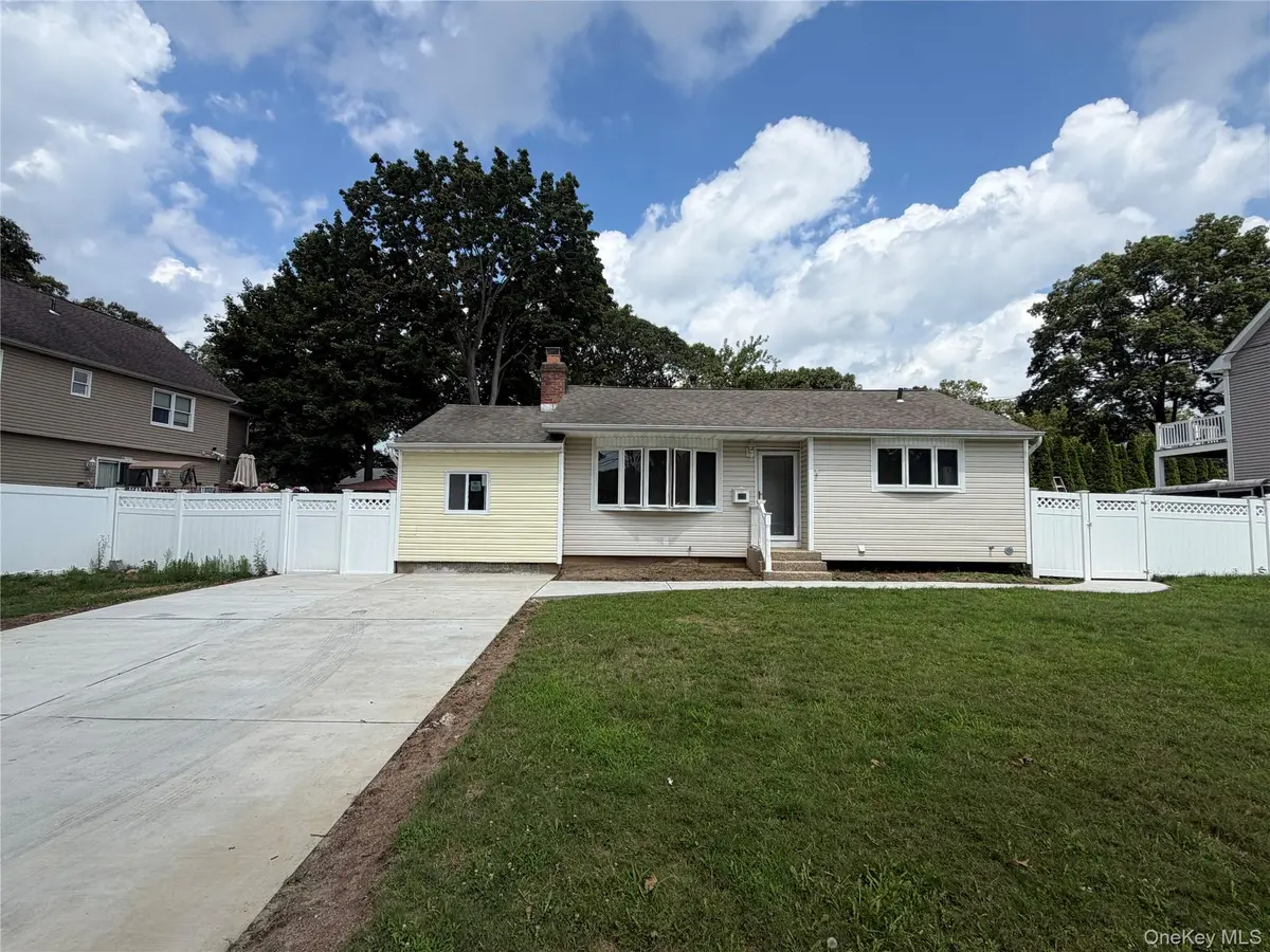 3 Grand Haven DR, Commack, NY 11725