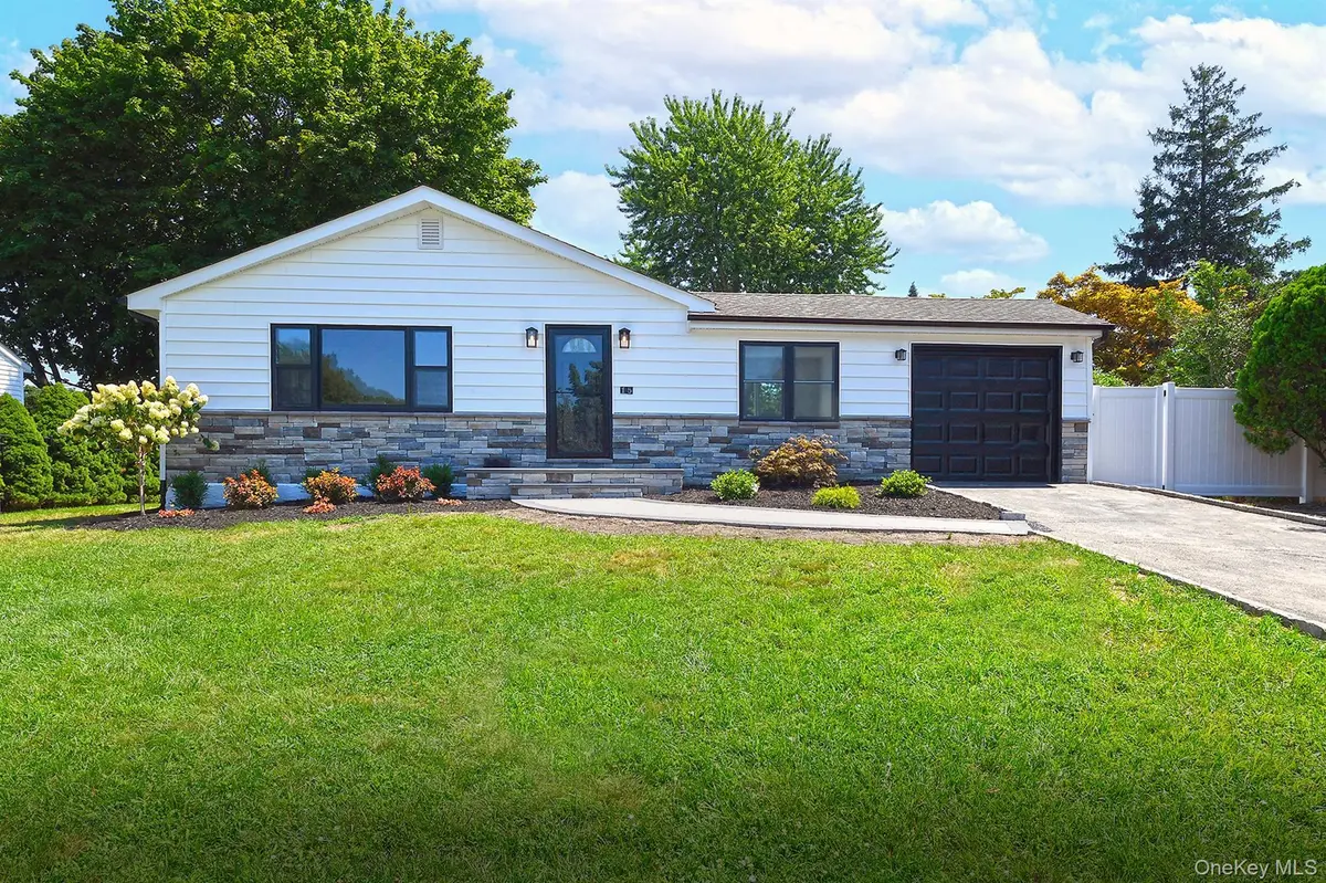 15 Parkview DR, Commack, NY 11725