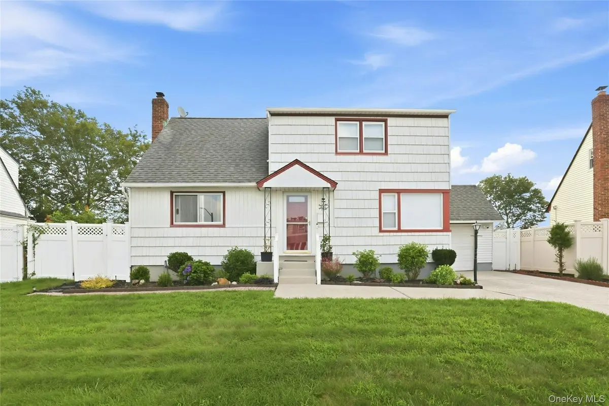 341 Hillcrest DR, Seaford, NY 11783