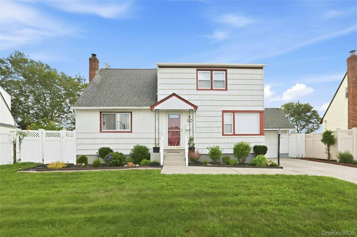 341 Hillcrest DR, Seaford, NY 11783