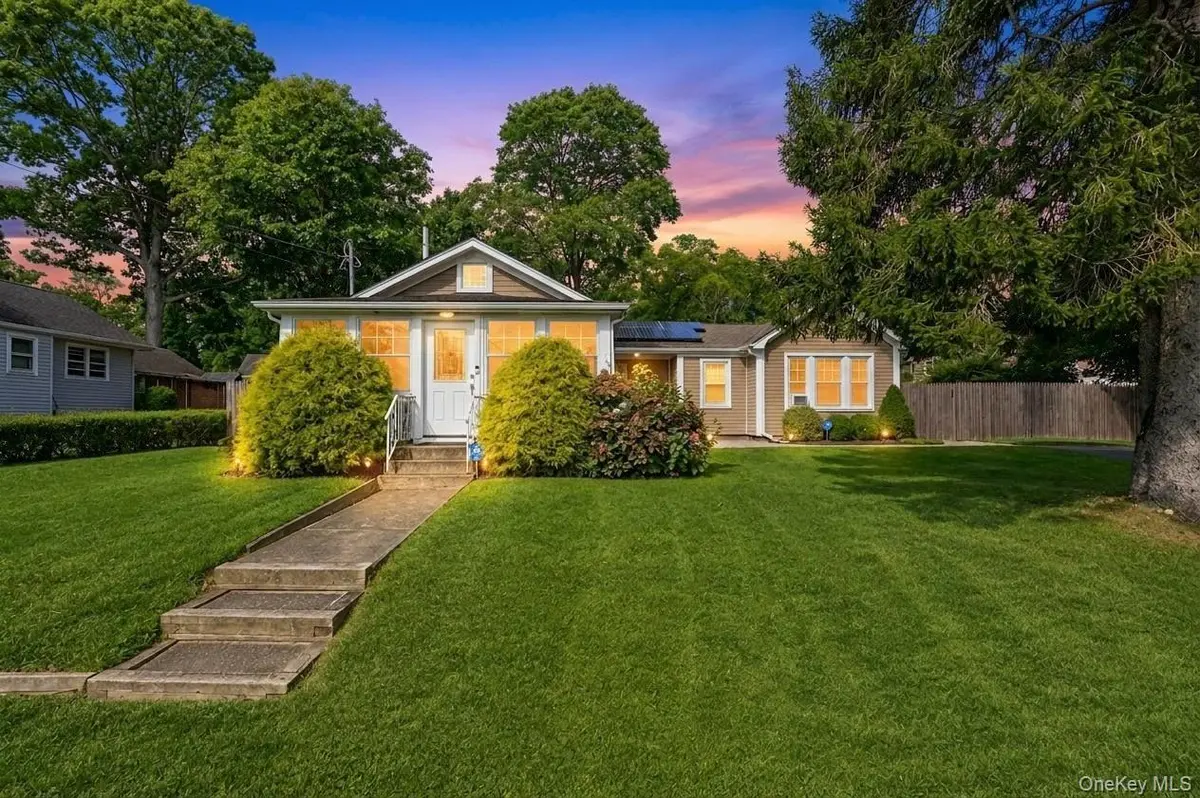 30 Pansy RD, Rocky Point, NY 11778
