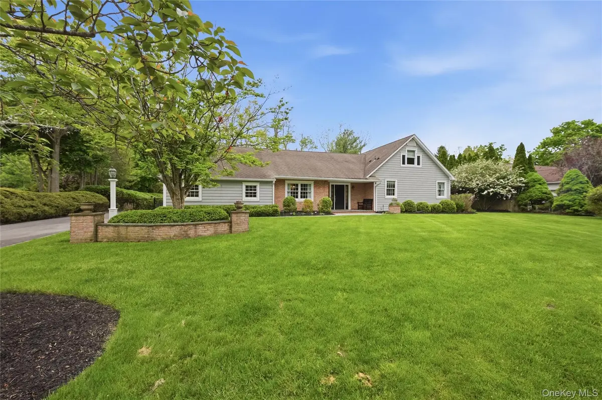8 Brandywine DR, Setauket, NY 11733