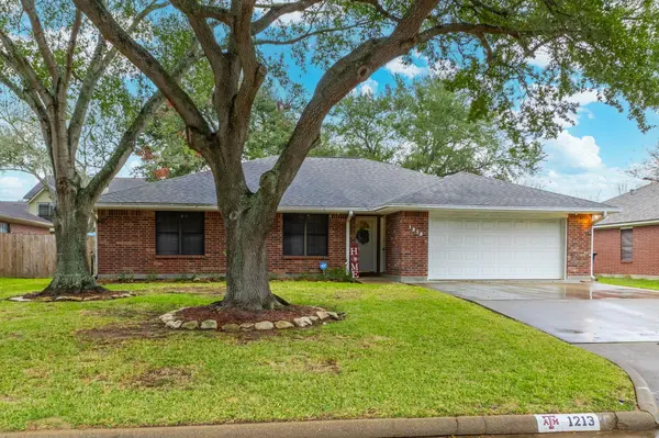 1213 Shadowlake DR, Sealy, TX 77474