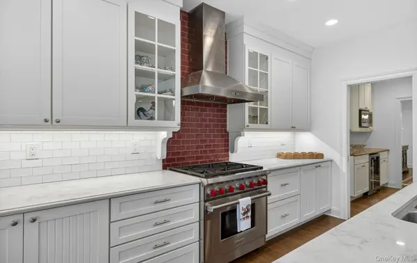9 Briarsweet LN, East Hampton, NY 11937