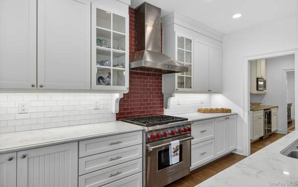 9 Briarsweet LN, East Hampton, NY 11937