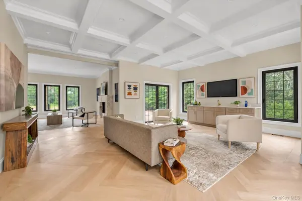 26 Bacon RD, Old Westbury, NY 11568