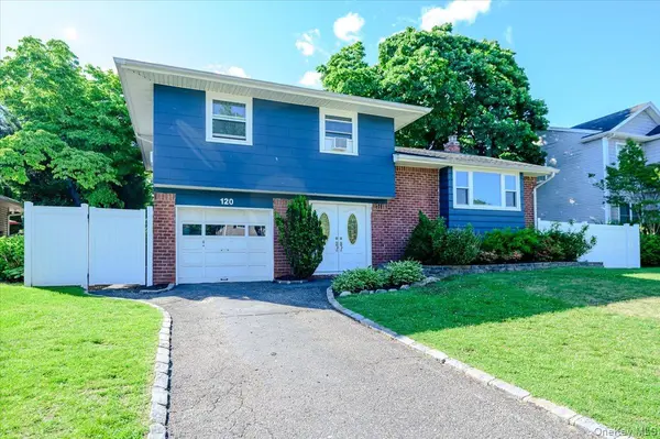 120 Sutton DR, Plainview, NY 11803