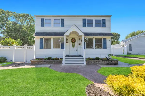 22 Wagon LN, Centereach, NY 11720