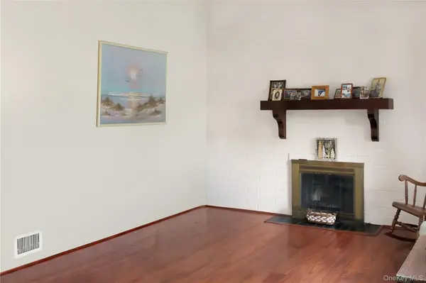 6 Lancaster PL, South Huntington, NY 11746