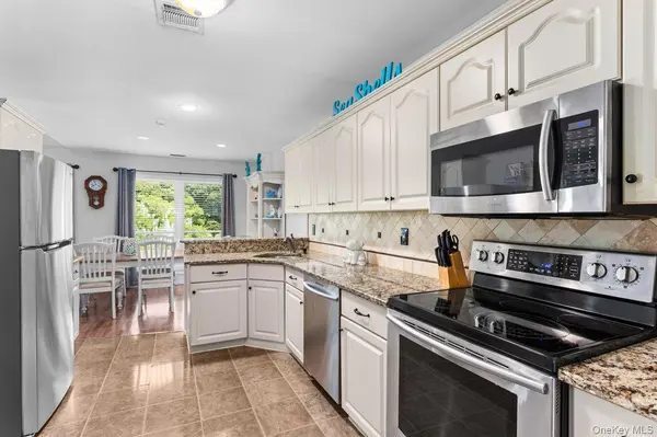17 Lakeview DR, Manorville, NY 11949