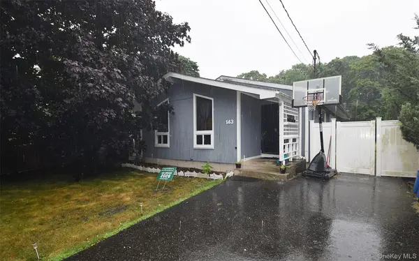 143 Meadowmere AVE, Mastic, NY 11950