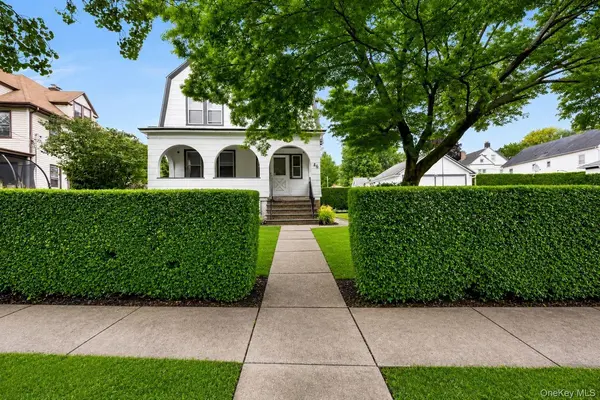 46 Meadow LN, New Rochelle, NY 10805