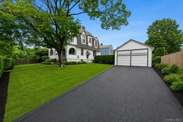 46 Meadow LN, New Rochelle, NY 10805