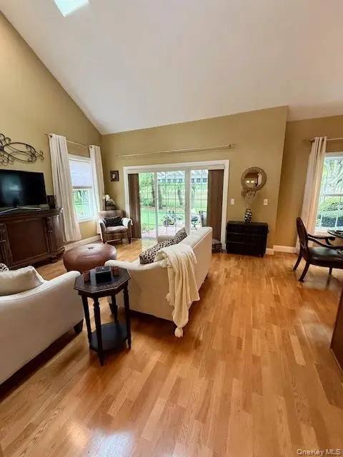 129 Maya CIR, Central Islip, NY 11722