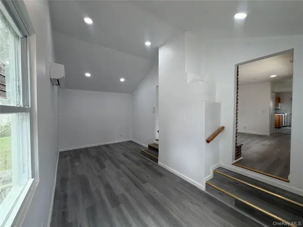 3 Grand Haven DR, Commack, NY 11725