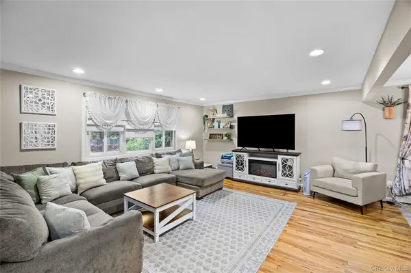 33 Manhasset RD, Sound Beach, NY 11789