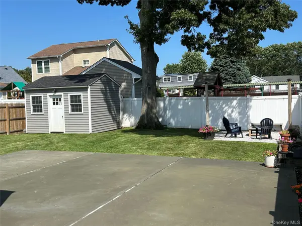 704 Myrtle AVE, West Islip, NY 11795