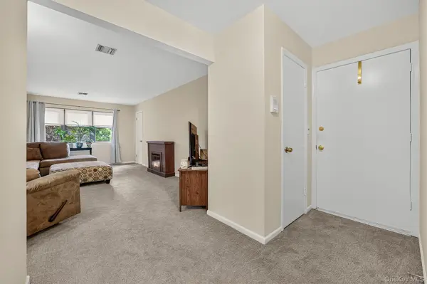 38 Milford LN, Suffern, NY 10901