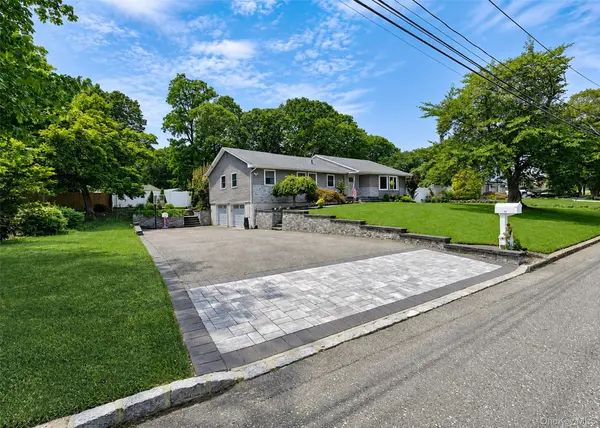 108 Walnut ST, Lake Grove, NY 11755