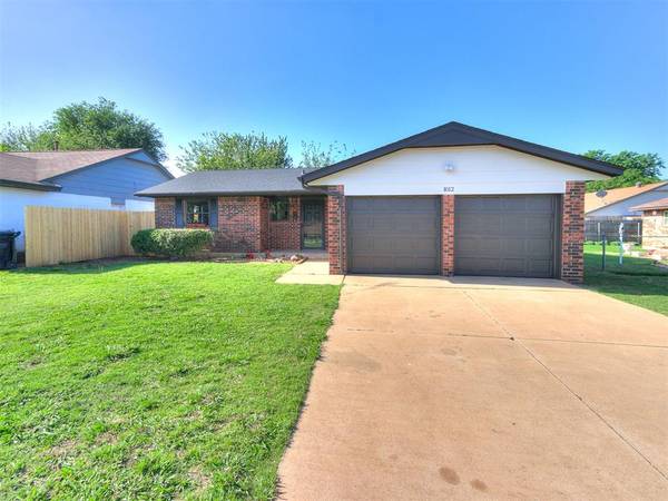 1012 Hargis LN, Moore, OK 73160