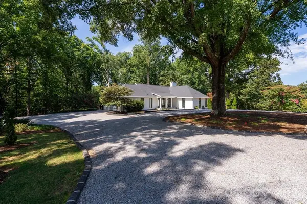 159 Silver Fox LN, Tryon, NC 28782