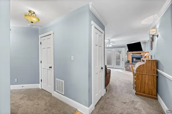 7102 SW Greenview DR, Topeka, KS 66619