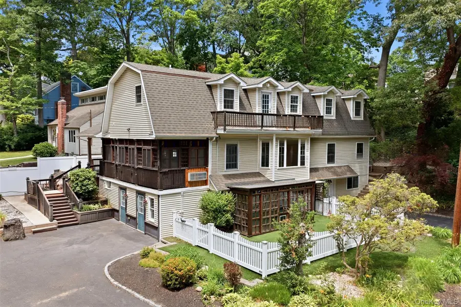 300 McKinley TER, Centerport, NY 11721