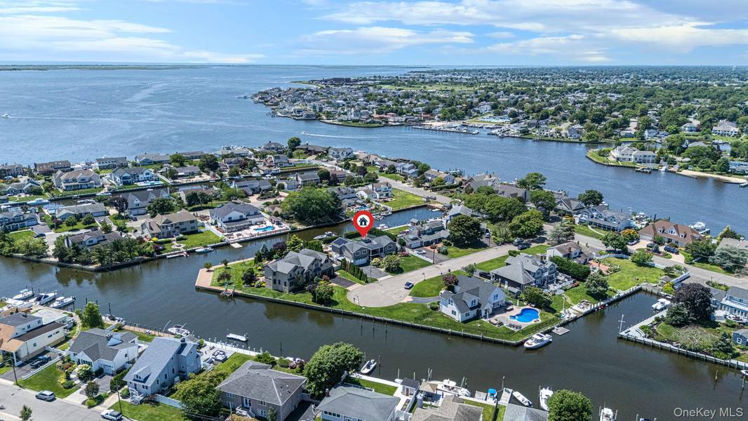 10 Raeburn CT, Babylon, NY 11702