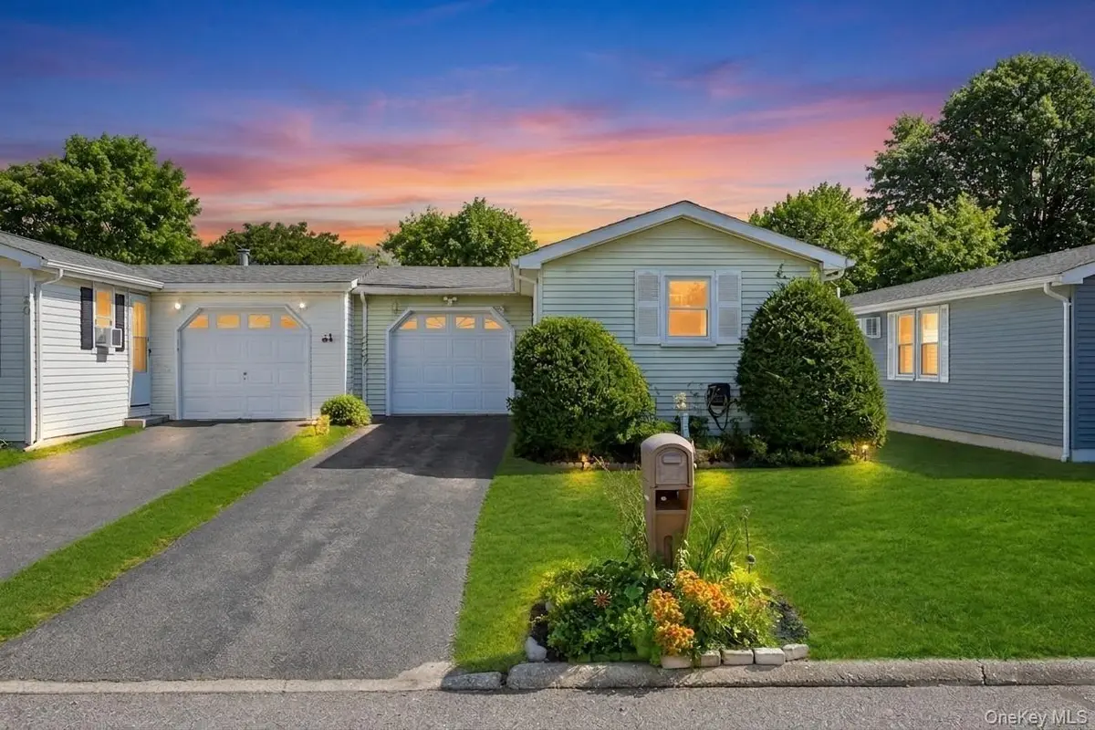 28 Greenwood BLVD, Manorville, NY 11949