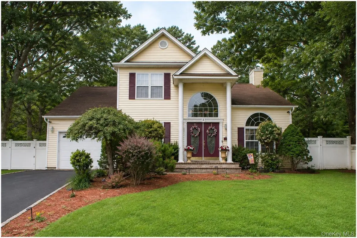16 Winterberry DR, Middle Island, NY 11953