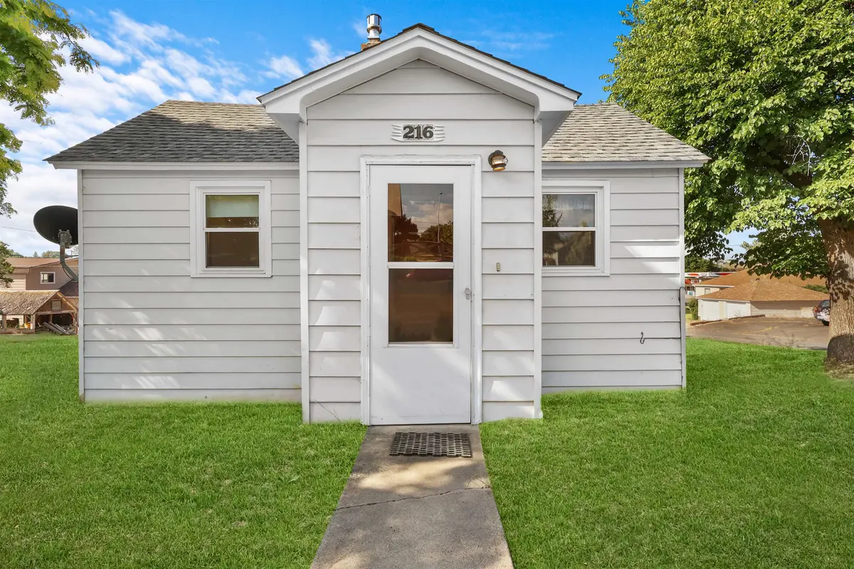 216 W Cole Ave, Wilbur, WA 99185