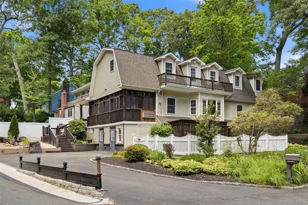 300 McKinley TER, Centerport, NY 11721