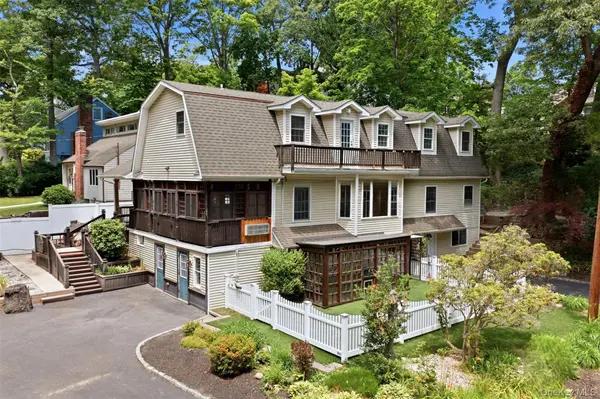 300 McKinley TER, Centerport, NY 11721