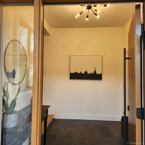 25 Lewis LN, Port Washington, NY 11050