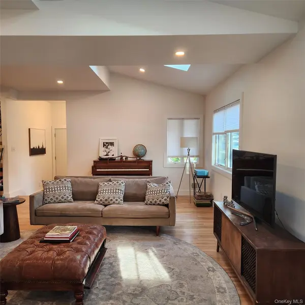 25 Lewis LN, Port Washington, NY 11050