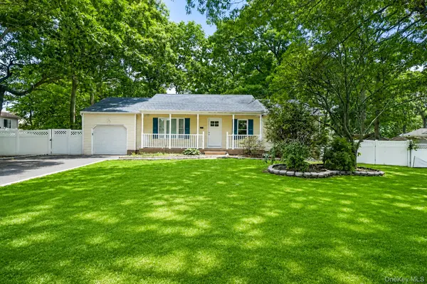 25 Heston RD, Shirley, NY 11967