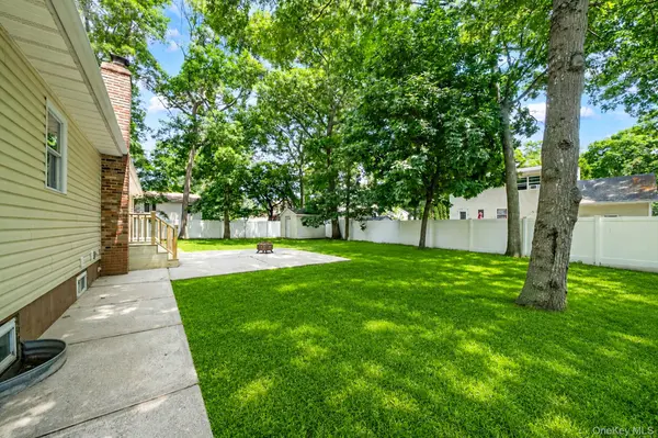 25 Heston RD, Shirley, NY 11967