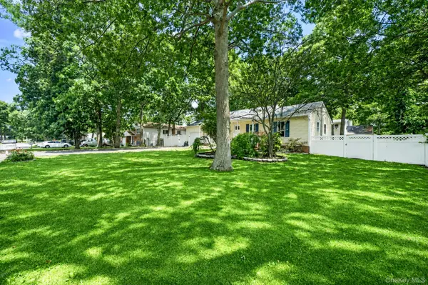 25 Heston RD, Shirley, NY 11967