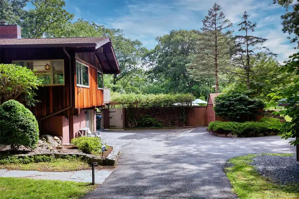 68 Spice Bush LN, Tuxedo Park, NY 10987
