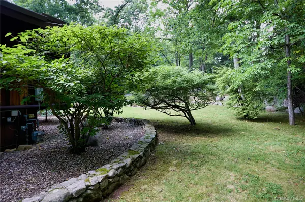 68 Spice Bush LN, Tuxedo Park, NY 10987