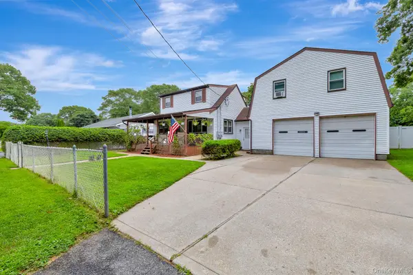 46 Pentmoor DR, Mastic, NY 11950