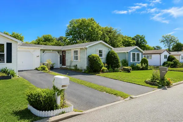 28 Greenwood BLVD, Manorville, NY 11949