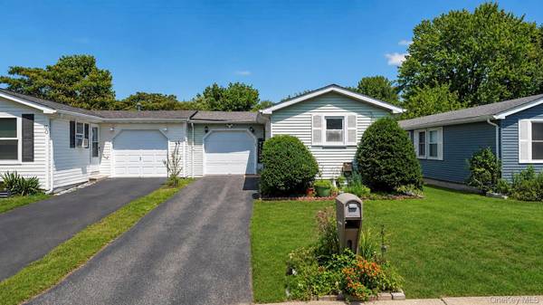 28 Greenwood BLVD, Manorville, NY 11949