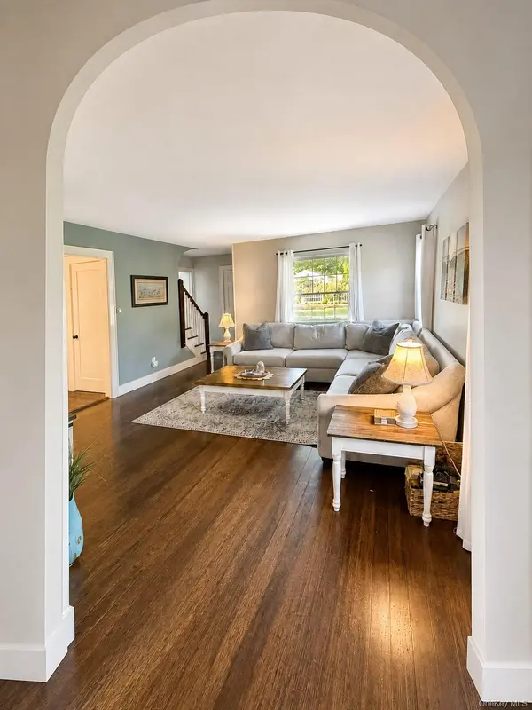 4 Crosby ST, Center Moriches, NY 11934