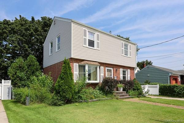494 Sally RD, Mineola, NY 11501