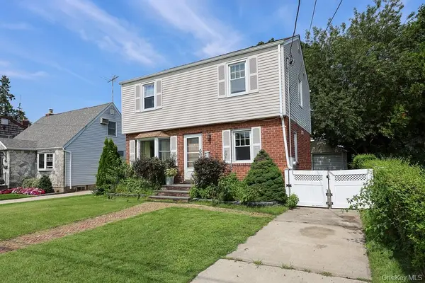 494 Sally RD, Mineola, NY 11501