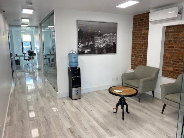 8810 136 ST, Richmond Hill, NY 11418