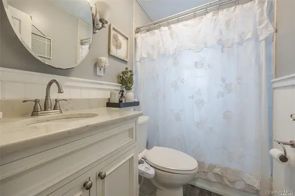 18 Yale PL, Lynbrook, NY 11563