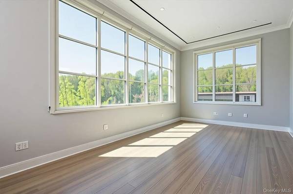 100 Garvies Point RD #1042, Glen Cove, NY 11542
